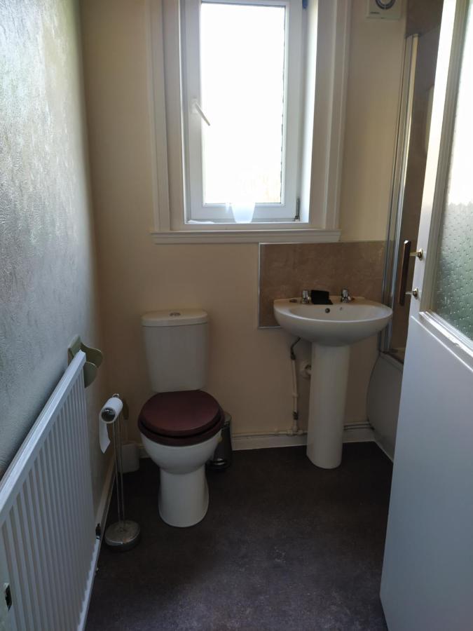 Self Catering 2 Bedroom Flat, Frequent Buses, 1-Minute Walk To Bus Stop, 20 Minutes To City Center Эдинбург Экстерьер фото