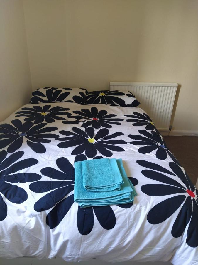 Self Catering 2 Bedroom Flat, Frequent Buses, 1-Minute Walk To Bus Stop, 20 Minutes To City Center Эдинбург Экстерьер фото