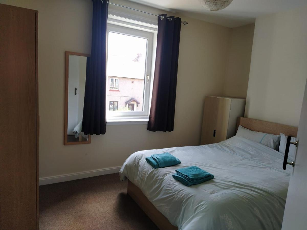 Self Catering 2 Bedroom Flat, Frequent Buses, 1-Minute Walk To Bus Stop, 20 Minutes To City Center Эдинбург Экстерьер фото