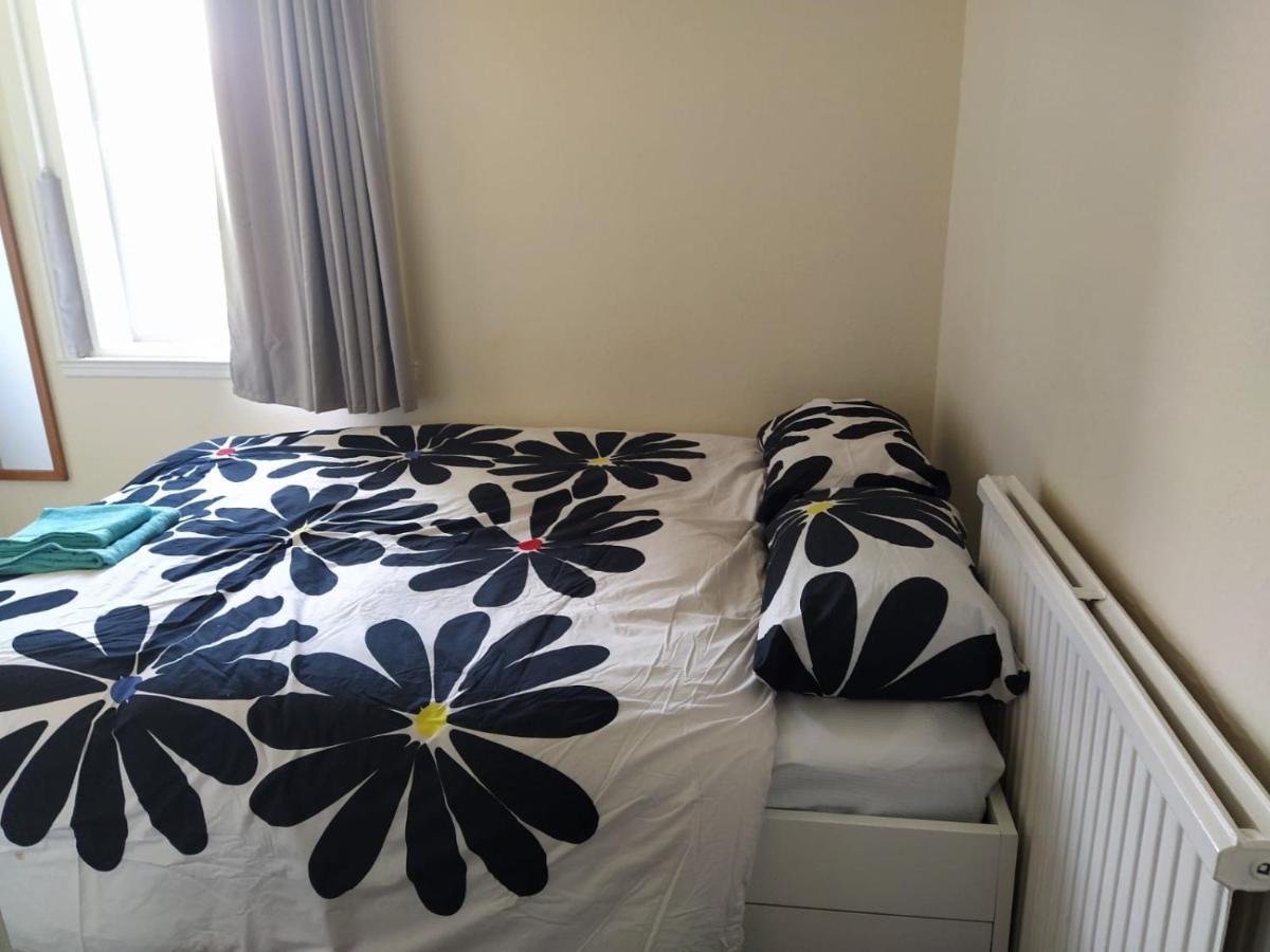 Self Catering 2 Bedroom Flat, Frequent Buses, 1-Minute Walk To Bus Stop, 20 Minutes To City Center Эдинбург Экстерьер фото